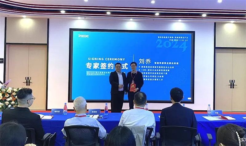 深圳陜煤高新技術(shù)研究院的研發(fā)中 心——?jiǎng)?/></p><p>　　▲副總經(jīng)理袁鷹為劉部長(zhǎng)頒發(fā)聘書</p><p>　　劉部長(zhǎng)有著10年以上的日企科研管理經(jīng)驗(yàn)，主持多項(xiàng)深圳科技項(xiàng)目，獲20余項(xiàng)核心專 利，是深圳市高層次領(lǐng)軍人才。</p><p>　　他在智能化技術(shù)及應(yīng)用領(lǐng)域擁有深厚的專 業(yè)背景和豐富的實(shí)踐經(jīng)驗(yàn)，并主 導(dǎo)了多個(gè)重大智能化項(xiàng)目的實(shí)施。</p><p>　　此外，劉部長(zhǎng)在會(huì)上分享了陜煤研究院在礦山智能化建設(shè)上的項(xiàng)目成果和發(fā)展前景，為企業(yè)的數(shù)字化轉(zhuǎn)型和智能化升級(jí)提供了有力的支持。</p><p>　　第四位特邀嘉賓，是來自中石化北京潤(rùn)滑油公司技術(shù)服務(wù)中 心——李劍鋒主任，不僅肩負(fù)著推動(dòng)智能化進(jìn)程的重任，還積極探索智能化在潤(rùn)滑領(lǐng)域的應(yīng)用。</p><p><img src=